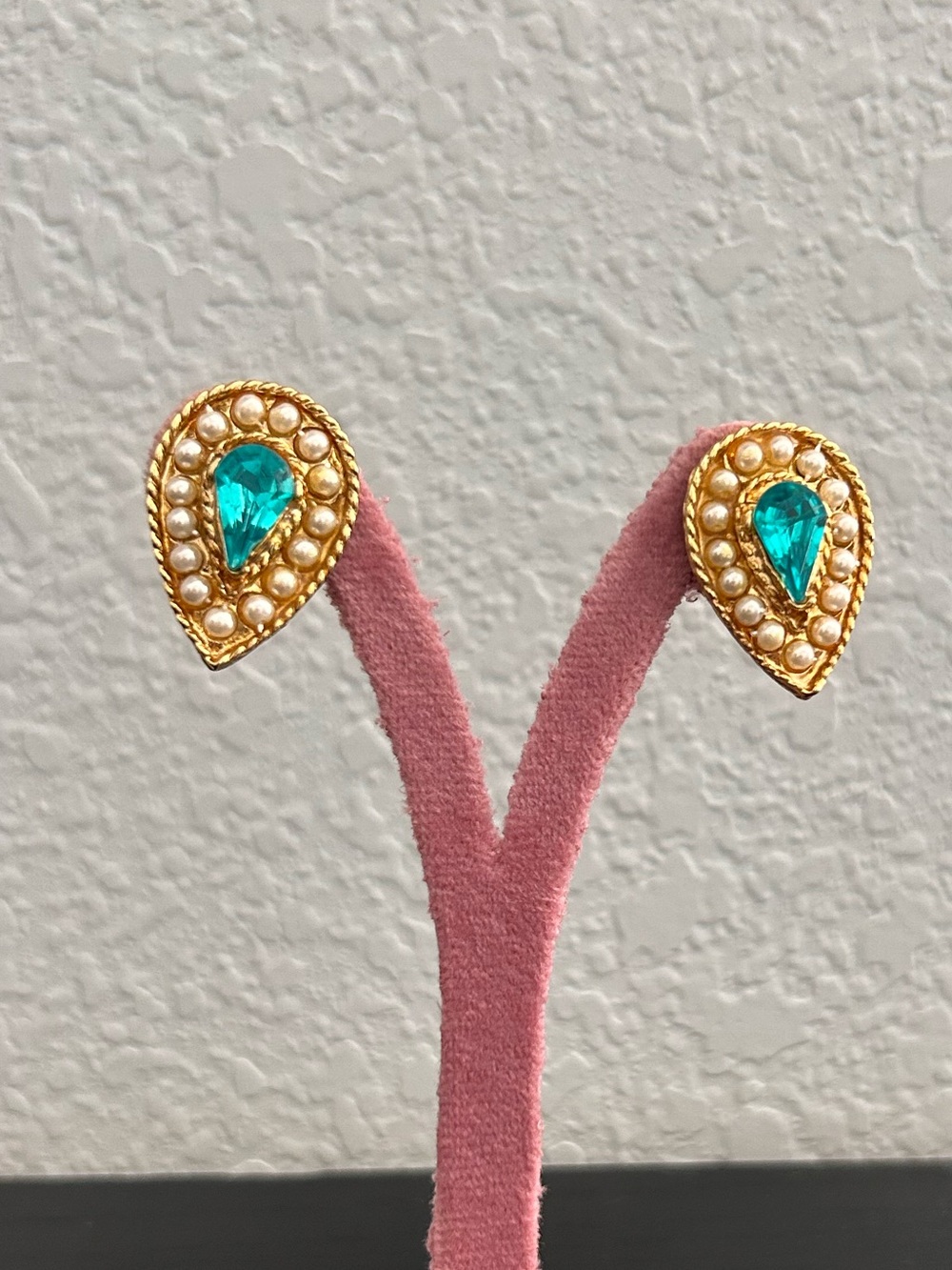 Gold-tone Teardrop Faux Pearl Earrings with Vibrant Teal Crystal Stone Vintage! - Picture 2 of 9